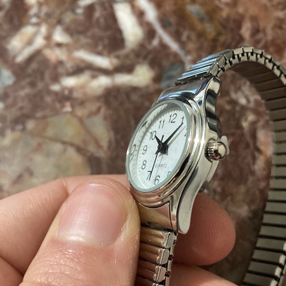 New Silver-Colored Expandable Quartz Watch, Battery Operated - Picture 12 of 13
